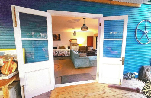 Bonogin Cottage | Couple's retreat, ocean views on the horizon. Cosy fully equipped accommodation.
