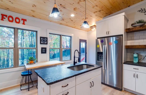 Morganton Cabin | Couples! Bigfoot Tiny Home, Hot Tub, Firepit, Roof top deck! New cozy cabin