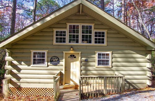 Sautee Nacoochee Cabin | Couples Retreat | Screened Deck, Hot Tub & Outdoor TV · Sautee Nacoochee, GA
