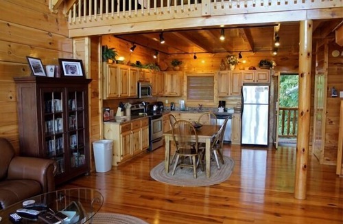 Pigeon Forge Cabin | Couples Romantic Paradise,Gorgeous View,Free HS WiFi,HTub,XM, Smart Home Theatre