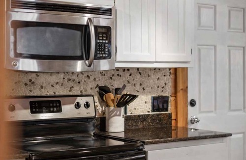White Oak Lodge House | Cozy 3BR Cabin Near National Park W Hot Tub/Arcade