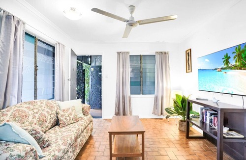 Cairns North Apartment | Cozy & Affordable Stay in Cairns – Perfect for Exploring the Reef!