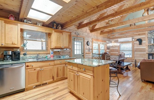 Seven Devils Cabin | Cozy Bear Cabin- Mtn Cabin, Hot Tub, Gas Grill, Foosball, Ping Pong/Air Hockey