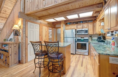 Seven Devils Cabin | Cozy Bear Cabin- Mtn Cabin, Hot Tub, Gas Grill, Foosball, Ping Pong/Air Hockey