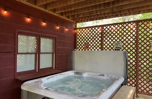 Ellijay Cabin | Cozy Coosawattee Cabin on top of Eagle Mountain with hot tub, fire pit and fun!