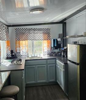 True House | Cozy Foldable Container Pipestem Getaway For 2