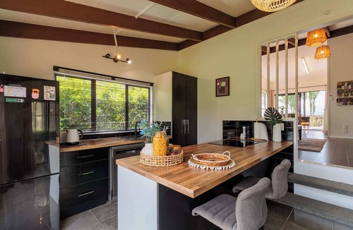 Hamurana House | Cozy Lake Retreat - Games Room, Spa, Sleeps 6