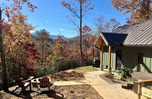 Fairview Cabin | Cozy mountain cabin for two - just 21 minutes from downtown Asheville