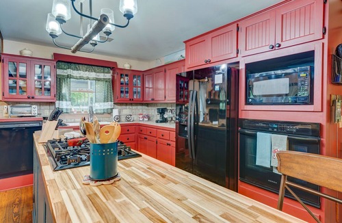 Ellijay Cabin | Cozy Mtn Cabin-Hot Tub-Fireplace-Firepit- Dog Friendly-Deer Visits-Hiking Trails