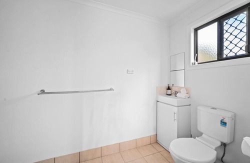 Loganlea House | Cozy Self-Contained |Hospital, Train & Shop Nearby