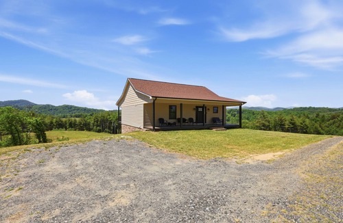 West Jefferson House | Cozy, Serene, 3 porches with Mountain View’s and access the historic New River