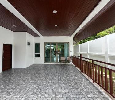 Siray House | Cozy Siray Phuket 3-Floor Seaview Family Home