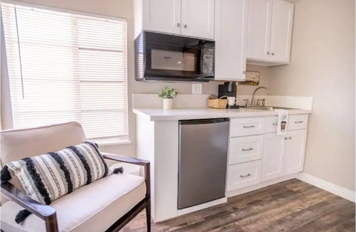 Camarillo Apartment | 🤗 Cozy Studio w/Kitchenette & Walk-in Shower
