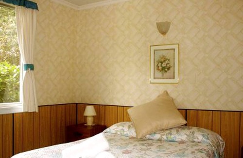 Manapouri Cabin | Cozy Three-Person Suite with a Private Bathroom in Manapouri, New Zealand