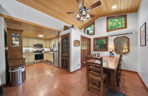 Banner Elk House | Creekside Escape with Hot Tub & Outdoor Fireplace