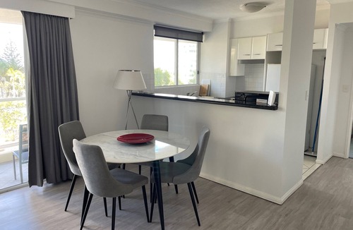 Main Beach Hotel | Crest Apartments