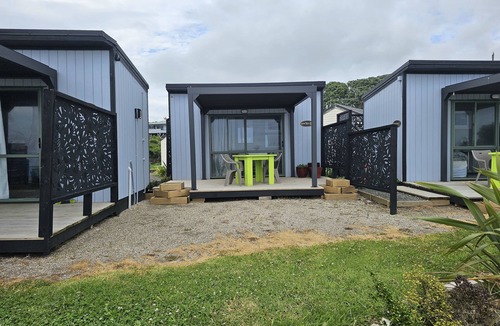 Maketu Cabin | Crows Nest Cabin with amazing Sea View's & Pet-Friendly