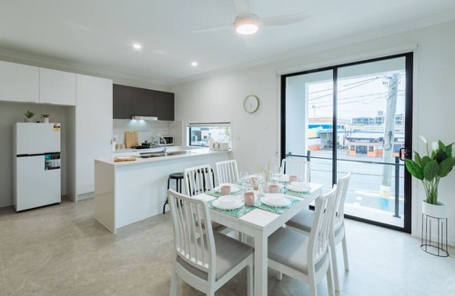 Southport Villa | Cute and Cosy Townhouse, Central GC location