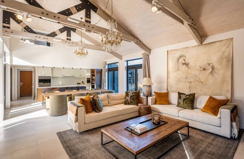 Lake Hayes Villa | Dalefield Escape : Stylish 3-Bed Home with Hot Tub & Mountain Views