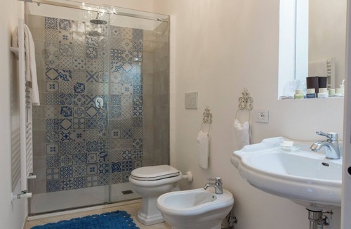 Meta Bed & Breakfast | Daphne Suite with garden within walking distance of the station and the sea