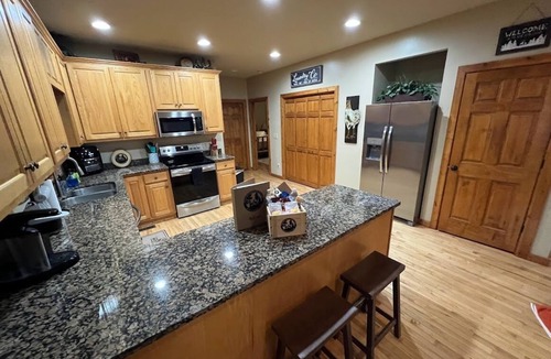 Ellijay Cabin | DeerWoodsLodge Hot Tub Fire Pit-Arcade-Large Groups-Family Reunion-Retreats