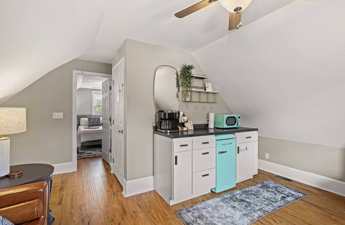 Damascus Cabin | Delightful Appalachian Trail 2-bedroom lodge with AC in Central Damascus