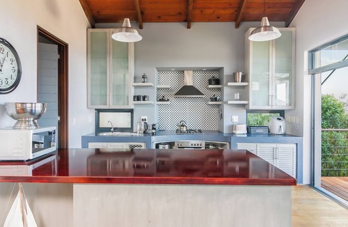 Knysna House | Delightful unit with 3 bed, 3 bath & pool make this an ideal home to relax.