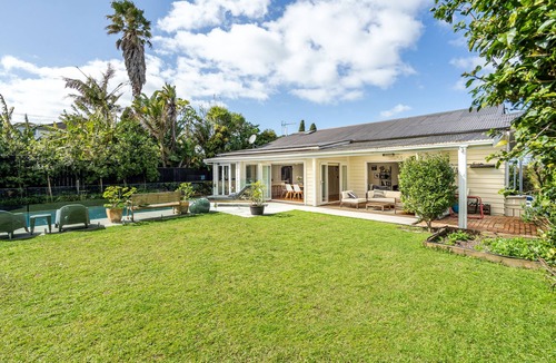 Devonport House | Devonport villa with sunny yard and beautiful pool