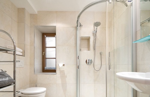 Hoetting Apartment | Do you know wild oak? This oak species is the main actor in this apartment ...