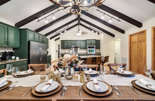 Sevierville Ski Chalet | Dolly Game Room|Secluded Escape|Fire Table|Hot Tub