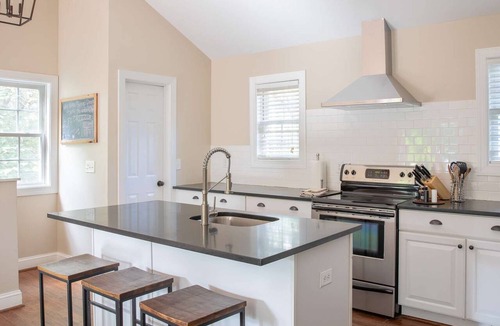 Ridge St. Apartment | Downtown Carriage House | 1 BR close to Downtown