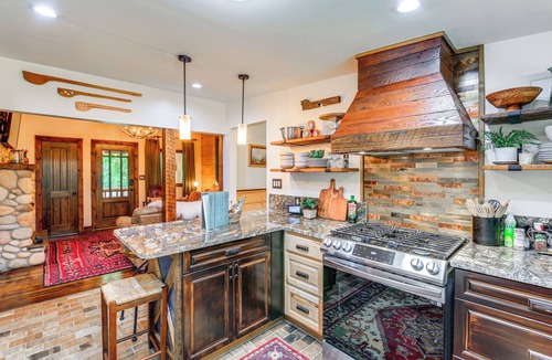 Damascus Cabin | Dreamy Damascus Cabin ~ 1 Mi to Appalachian Trail