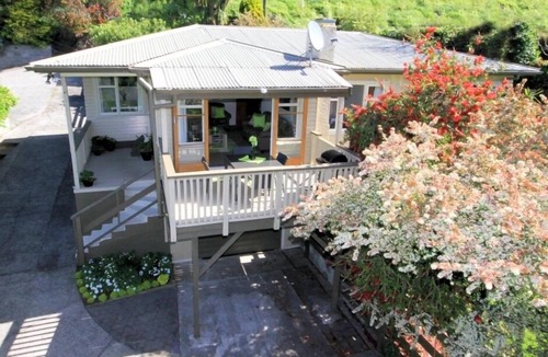 Whanganui House | Durievale Retreat - Peaceful with Views (Private Spa Pool, BBQ, Sky TV)