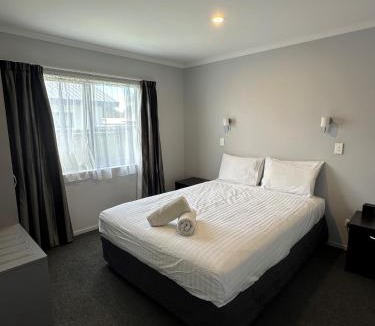 Waiotahi Hotel | Eastland Pacific Motor Lodge