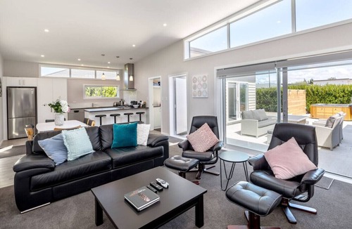 Martinborough Apartment | Easy Days Martinborough Getaway | Spa, Tennis & Stress-Free Stays