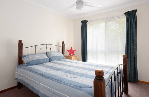Tin Can Bay House | Easy walk to the foreshore and central to all that Tin Can Bay has to offer!