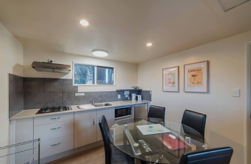 Tekapo House | Eclipse Haven | 2BR + Hot Tub + Parking | Sleeps 5