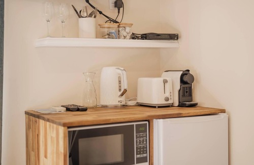 Tekapo House | Eclipse Haven | 2BR + Hot Tub + Parking | Sleeps 5