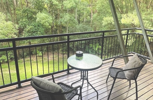 Smiths Creek Ski Chalet | Ecoasis Hideaway Chalet – Secluded Forest Romance