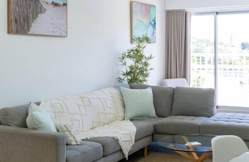 Burleigh Heads Apartment | Elegant Burleigh Headland Apartment with Balcony, Ocean and Skyline Views