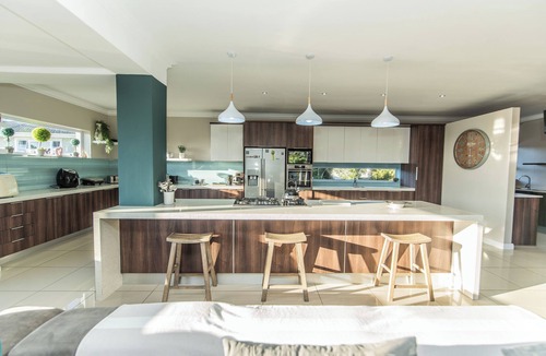 Humewood House | Elegant Gqeberha retreat: 5 beds, pool, garden, BBQ, free WiFi, near beach