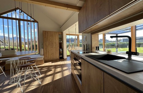 Sencur House | Elegant Warm Bliss Hideaway Escape Lodge - Holiday Home with Hot-Tub