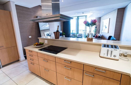 Victoria and Alfred Waterfront Apartment | Elegant Waterfront Apartment with No Loadshedding