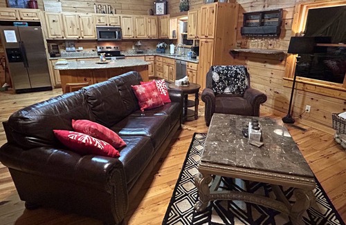 Gatlinburg Cabin | Escape From Reality - Deluxe 7 person hot tub. Frequent bear and 3 cub visits.