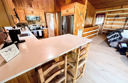 West Jefferson Cabin | Escape the Heat -3BR/2BA Hot Tub, Near Mt Jefferson State Park