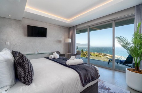 Froggy Farm Bed & Breakfast | Executive Boulders Beach Suite with Ocean Views