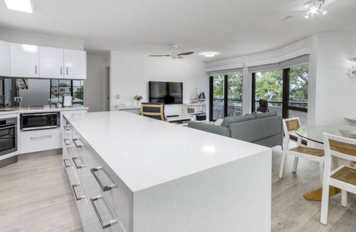 Bongaree Apartment | Executive Unit in the Treetops