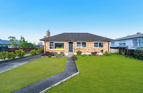 Titirangi House | Experience Comfort in Our 3-Bedroom Family Home