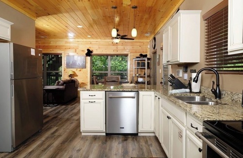 Chalet Village North Cabin | Fall Sale! Minutes to Gatlinburg-Hot Tub-Arcade-Air Hockey-Sleeps 6