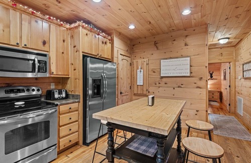 Banner Elk Cabin | Falling Waters - hot tub, game table, views!